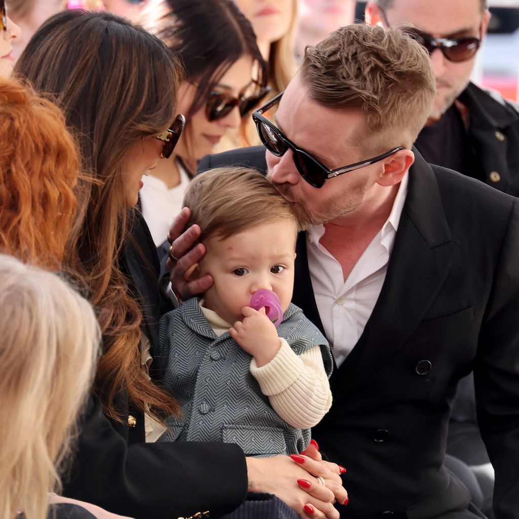 Macaulay Culkin, Schauspieler, mit seinem Sohn