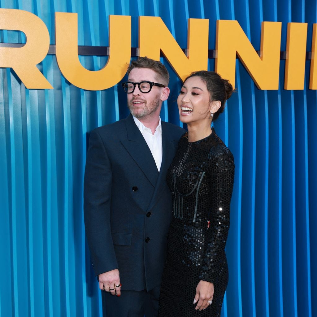 Macaulay Culkin und Brenda Song lächeln bei der Premiere von Netflix’ "Running Point" Staffel 2 im Egyptian Theatre in Hollywood am 15. April 2026