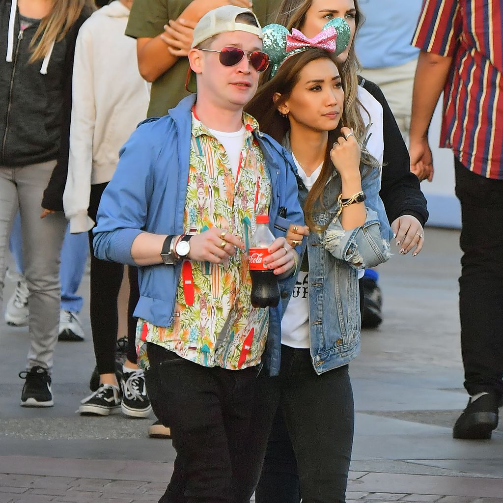 Macaulay Culkin und Brenda Song 2019 im Disneyland