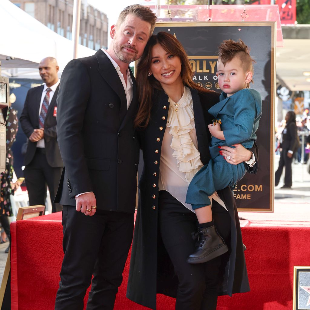 Macaulay Culkin und Brenda Song mit ihrem Sohn Dakota, Dezember 2023