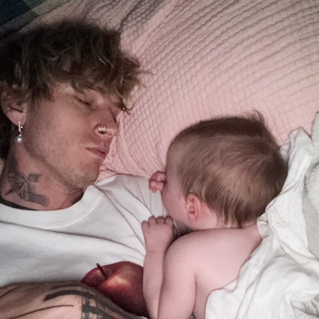 Sänger Machine Gun Kelly mit seiner Tochter Saga