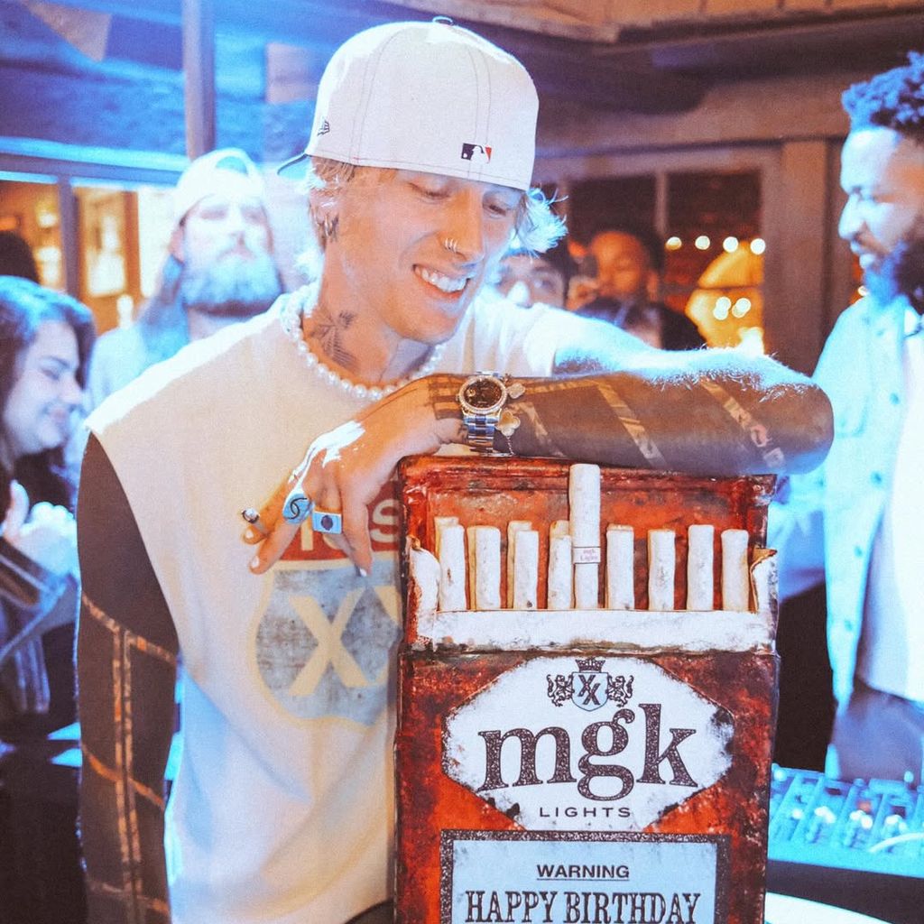 Machine Gun Kelly mit seiner Geburtstagstorte