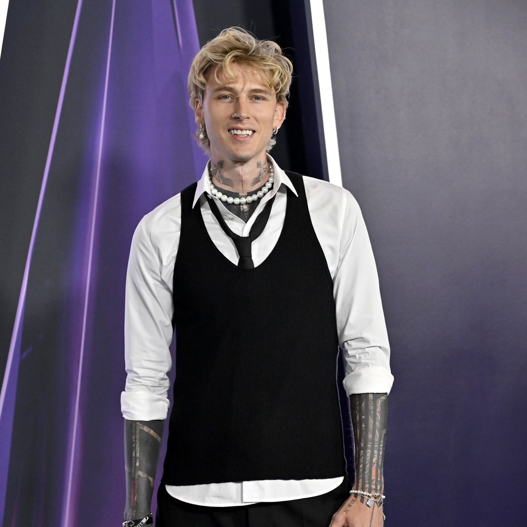 Machine Gun Kelly posiert im Mai 2025 bei den American Music Awards in Las Vegas