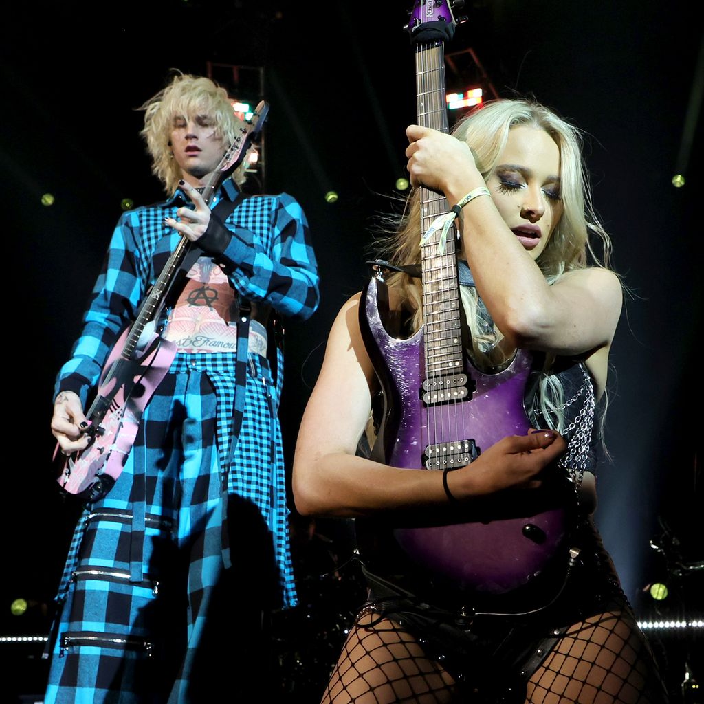 Machine Gun Kelly und seine Gitarristin Sophie Lloyd