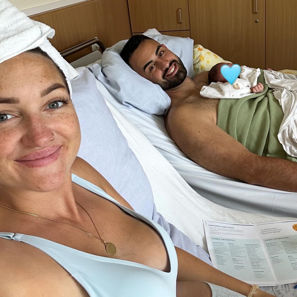 Maddi Henderson und ihr Partner mit ihrem Neugeborenen