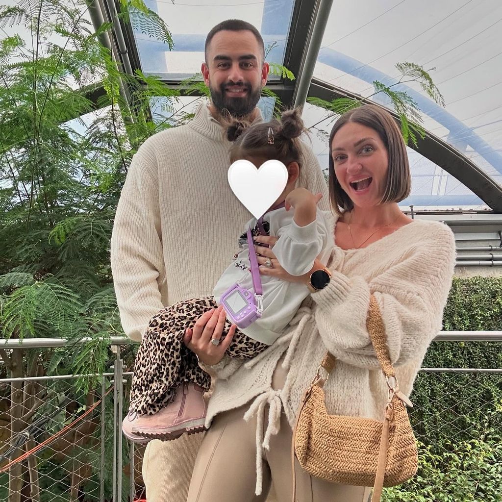 Maddi Henderson mit ihrer Tochter und ihrem Partner, Oktober 2024