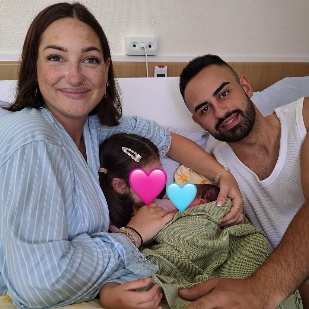 Maddi Henderson mit ihrem Partner und ihren zwei Kindern, Juli 2025