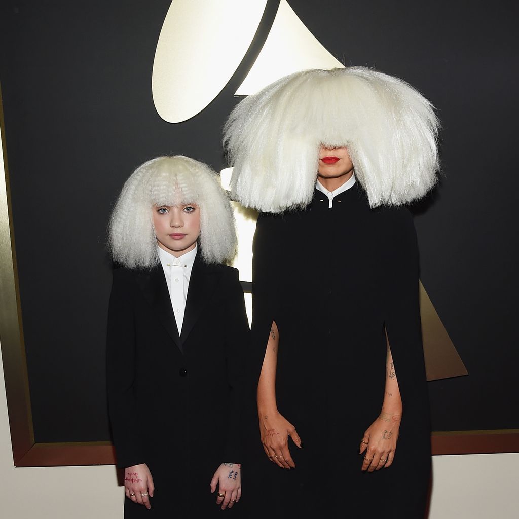 Maddie Ziegler und Sia bei den Grammys 2015