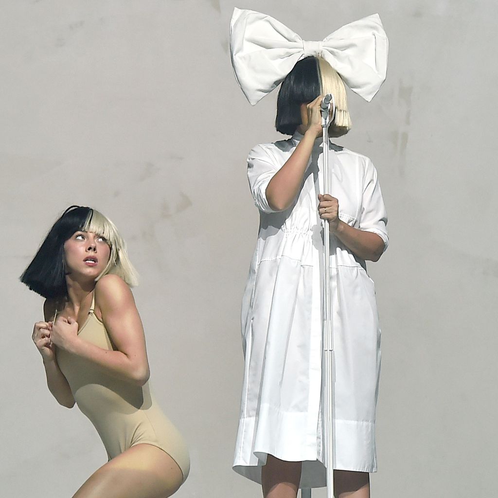 Maddie Ziegler und Sia bei einem Auftritt
