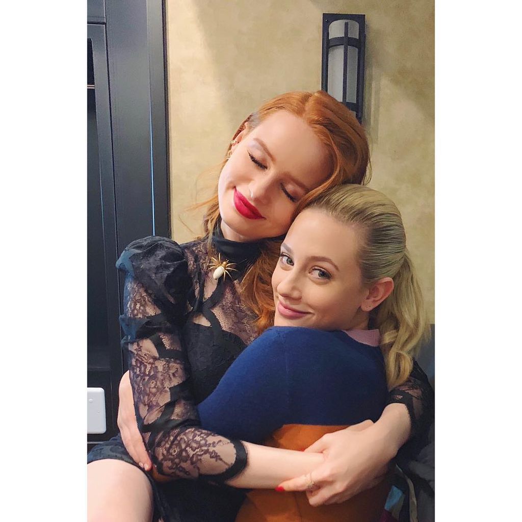 Madelaine Petsch und Lili Reinhart im November 2018