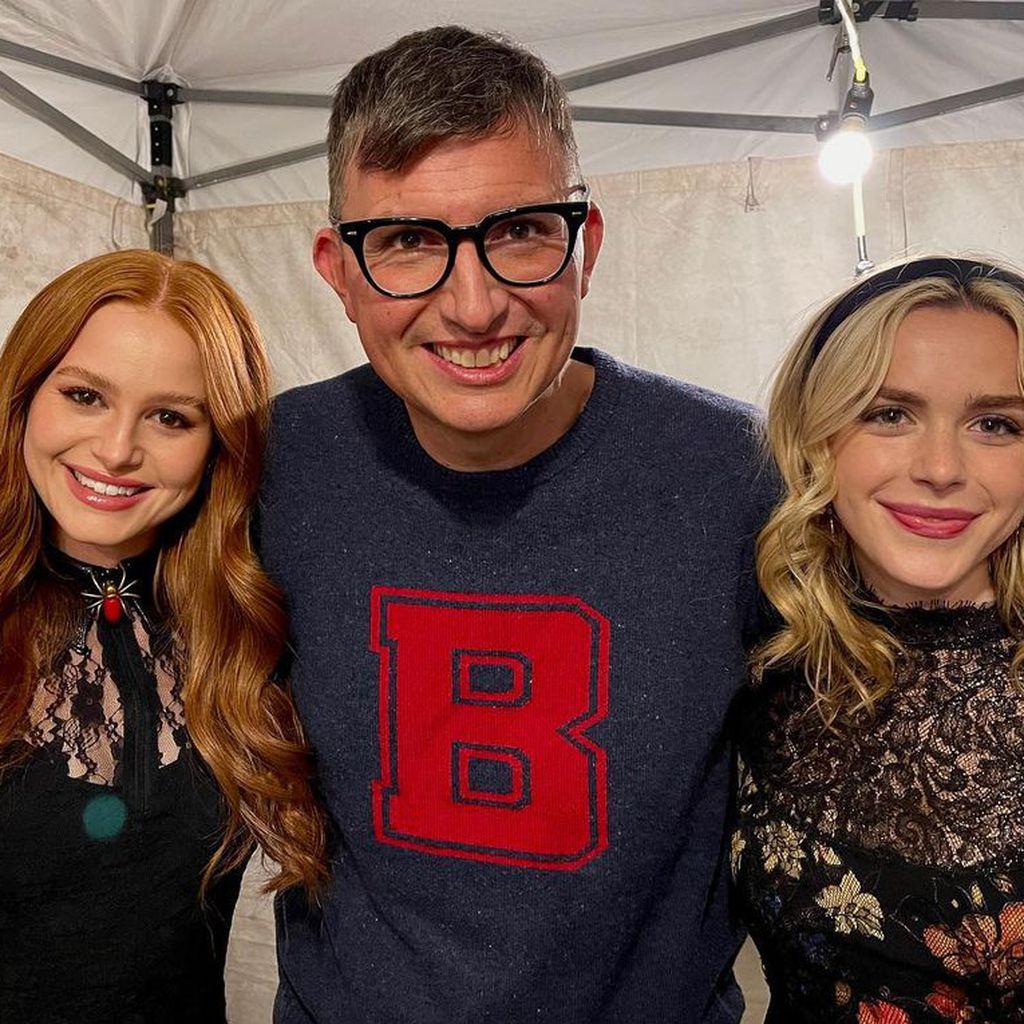 Madelaine Petsch, Roberto Aguirre-Sacasa und Kiernan Shipka am Set von "Riverdale"