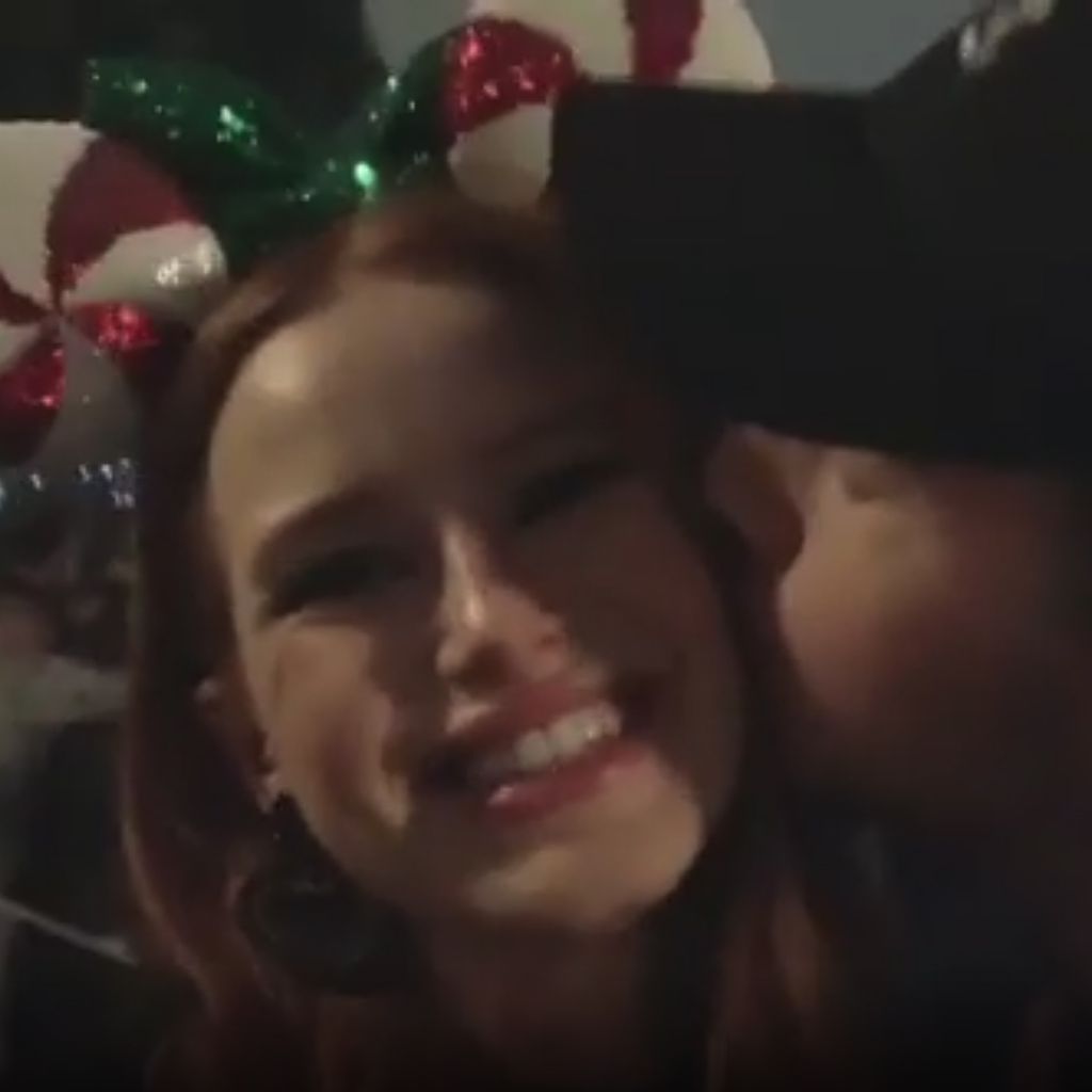 Madelaine Petsch und Travis Mills im Disneyland, 2019