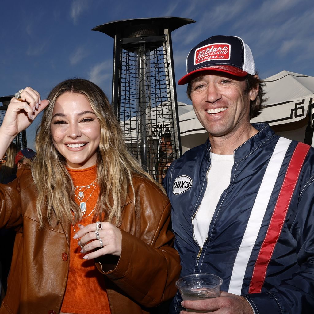 Madelyn Cline und Jonas Pate bei "Poguelandia: An Outer Banks Experience" in Huntington Beach