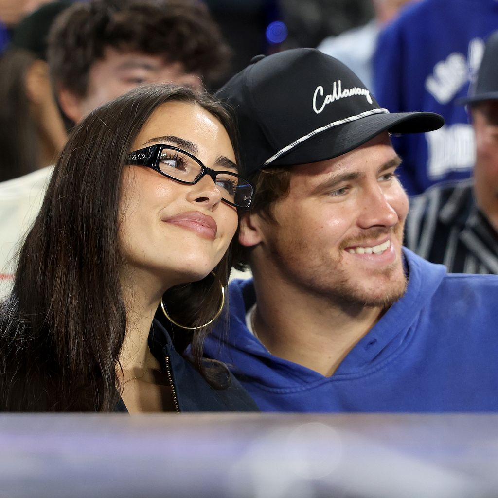 Madison Beer und Justin Herbert bei Spiel 3 der World Series im Dodger Stadium in Los Angeles