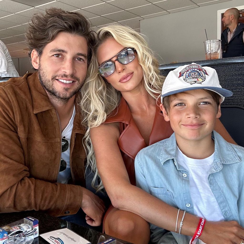 Madison LeCroy mit Ehemann Brett und Sohn Hudson im Oktober 2023