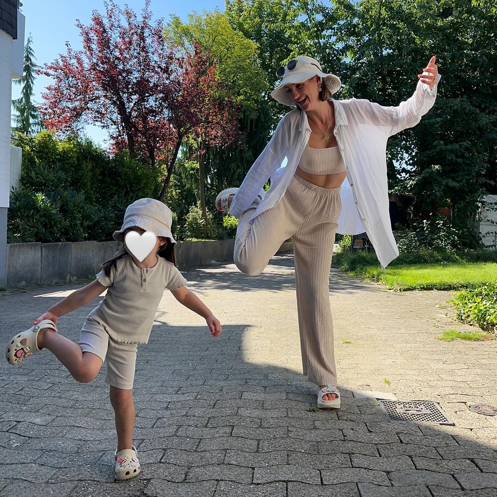 Influencerin Madleine Henderson und ihre Tochter, August 2024