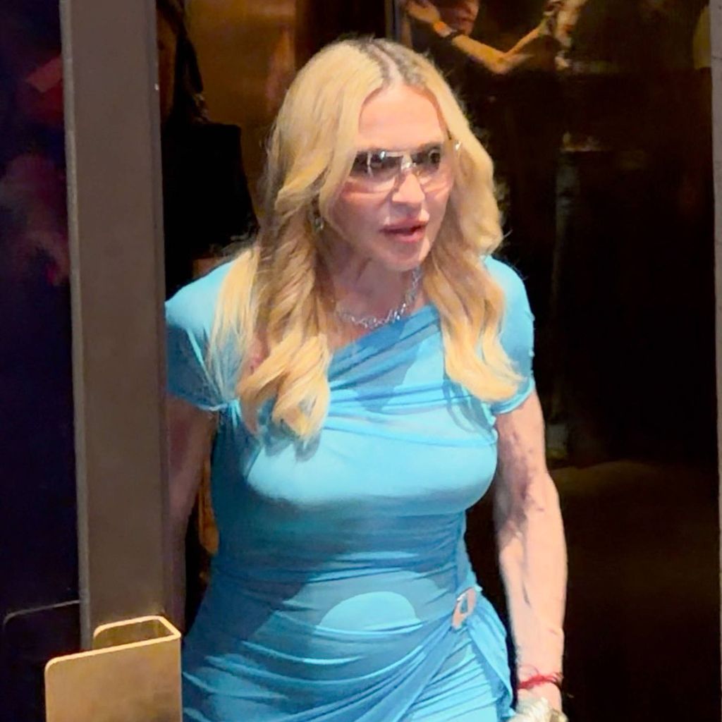 Madonna verlässt das Bus Palladium während der Men’s Spring Summer 2027 Fashion Week in Paris am 24. Juni 2026