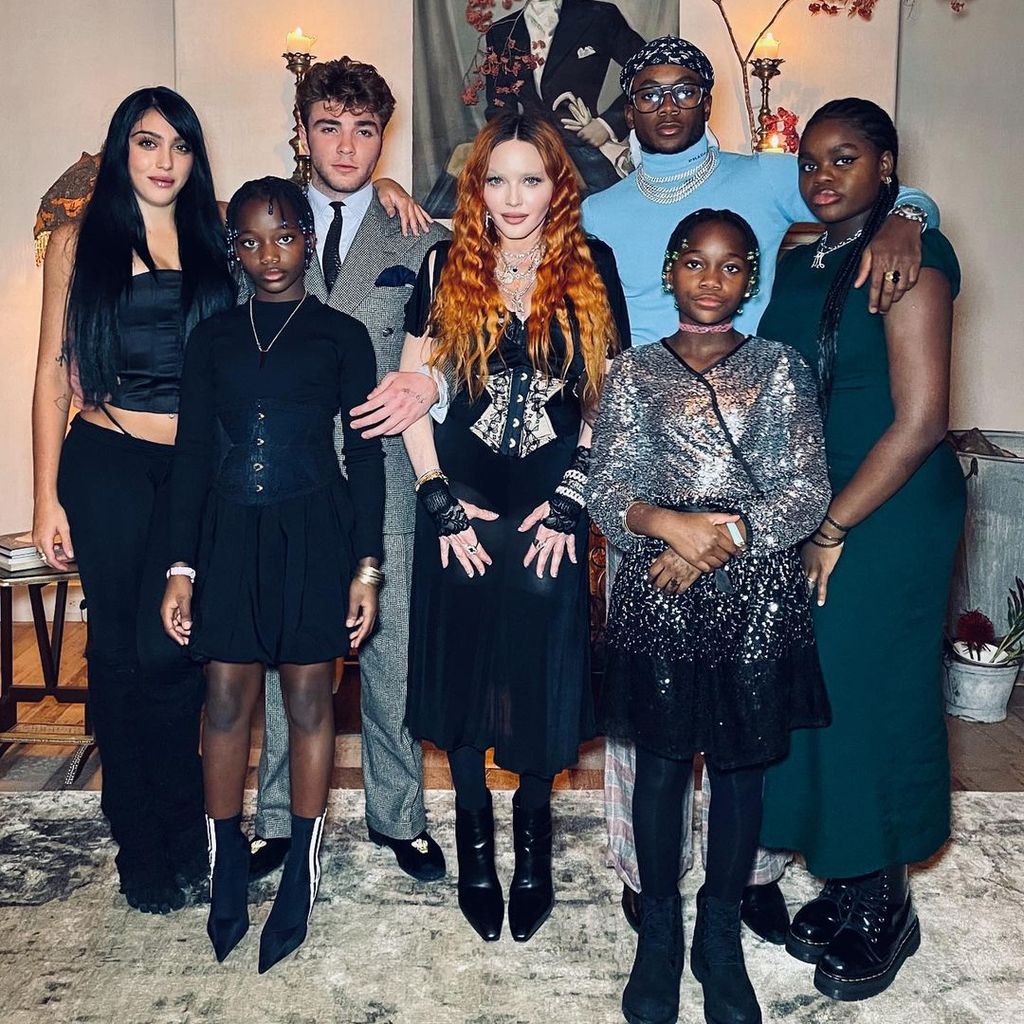 Madonna mit ihren Kindern, 2022
