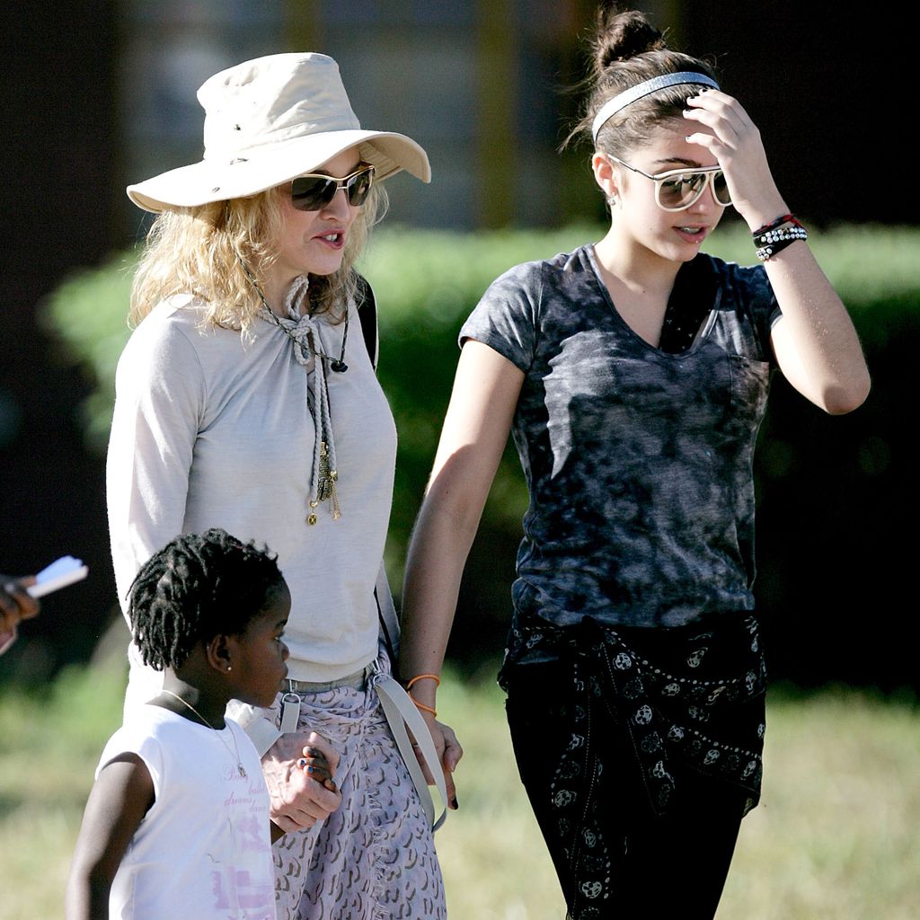 Madonna mit ihren Kindern Mercy James und Lourdes in Lilongwe, Malawi