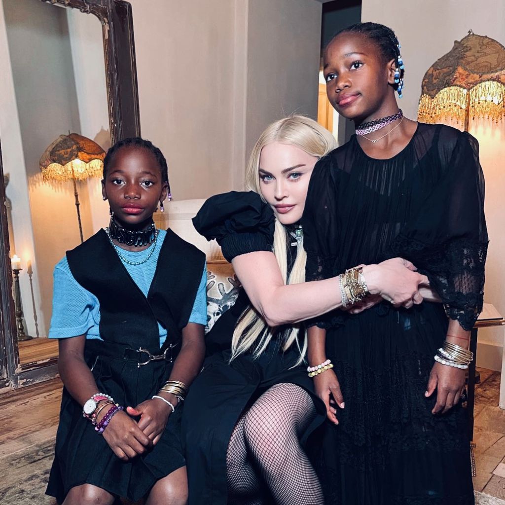 Madonna mit ihren Zwillingen Stelle und Estere Ciccone