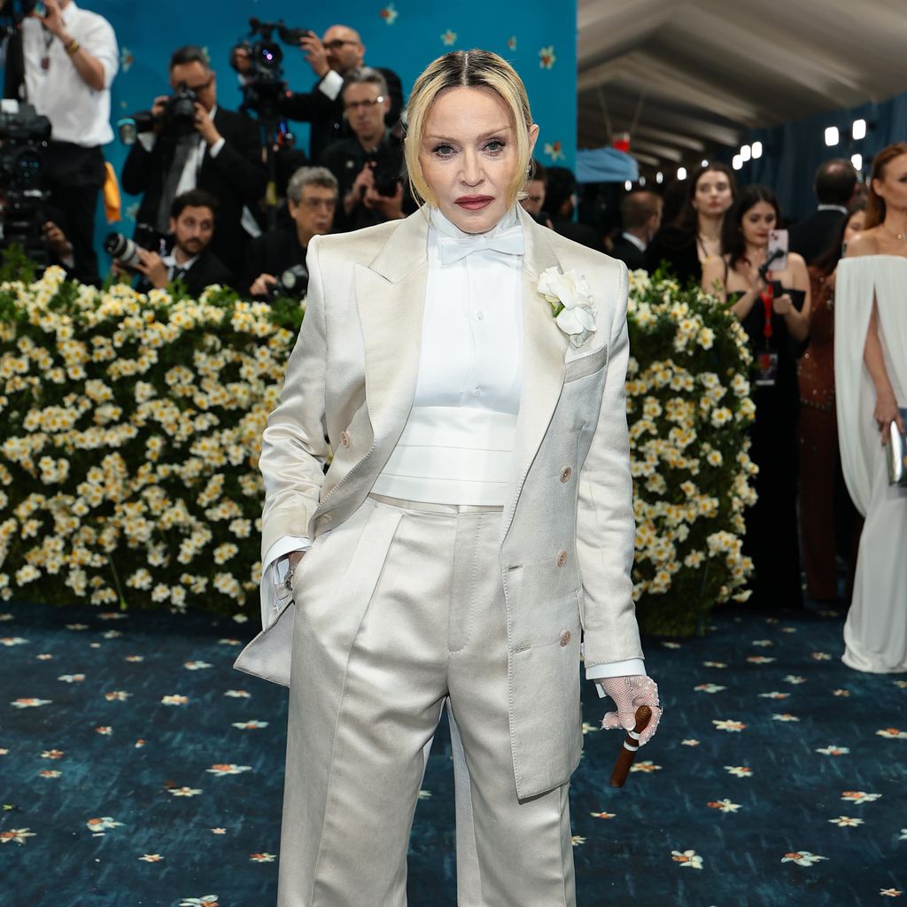 Madonna posiert auf der Met Gala 2025 in New York