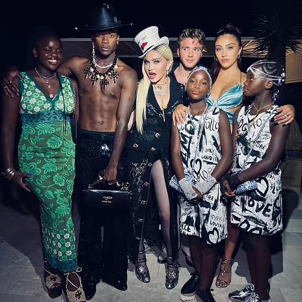 Madonna mit ihren Kindern Mercy, David, Rocco, Lourdes, Estere und Stelle im August 2022 in Italien