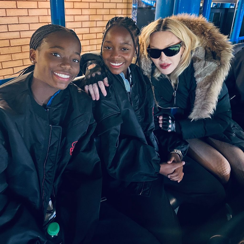 Madonna mit ihren Zwillingen Estere und Stella