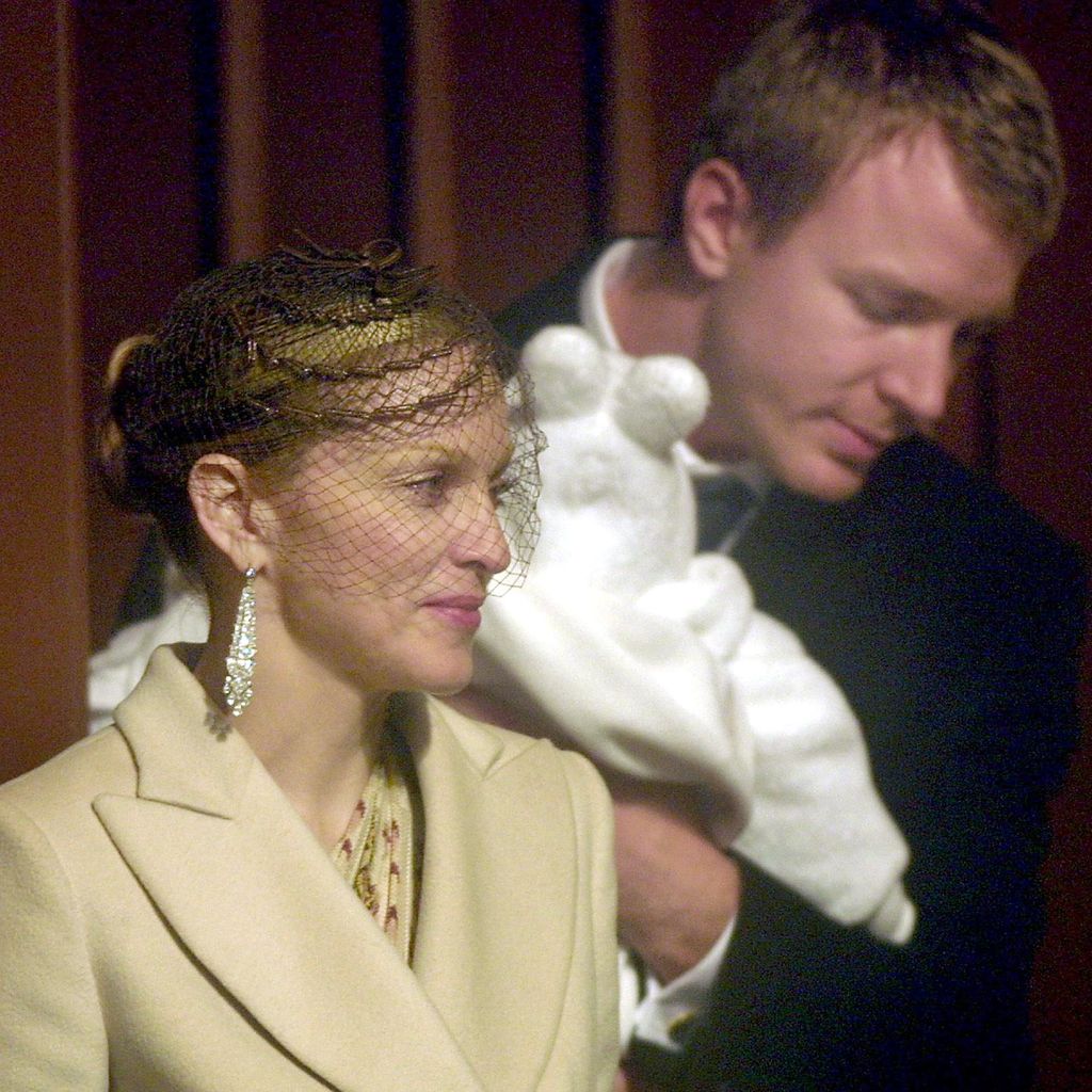 Madonna, Rocco Ritchie und Guy Ritchie im Jahr 2000