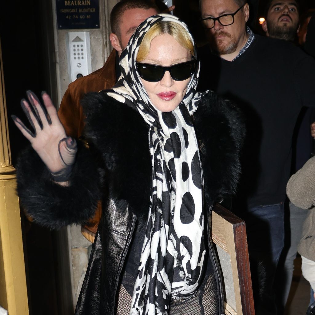 Madonna verlässt Kunstausstellung ihres Sohnes Rocco, 2024
