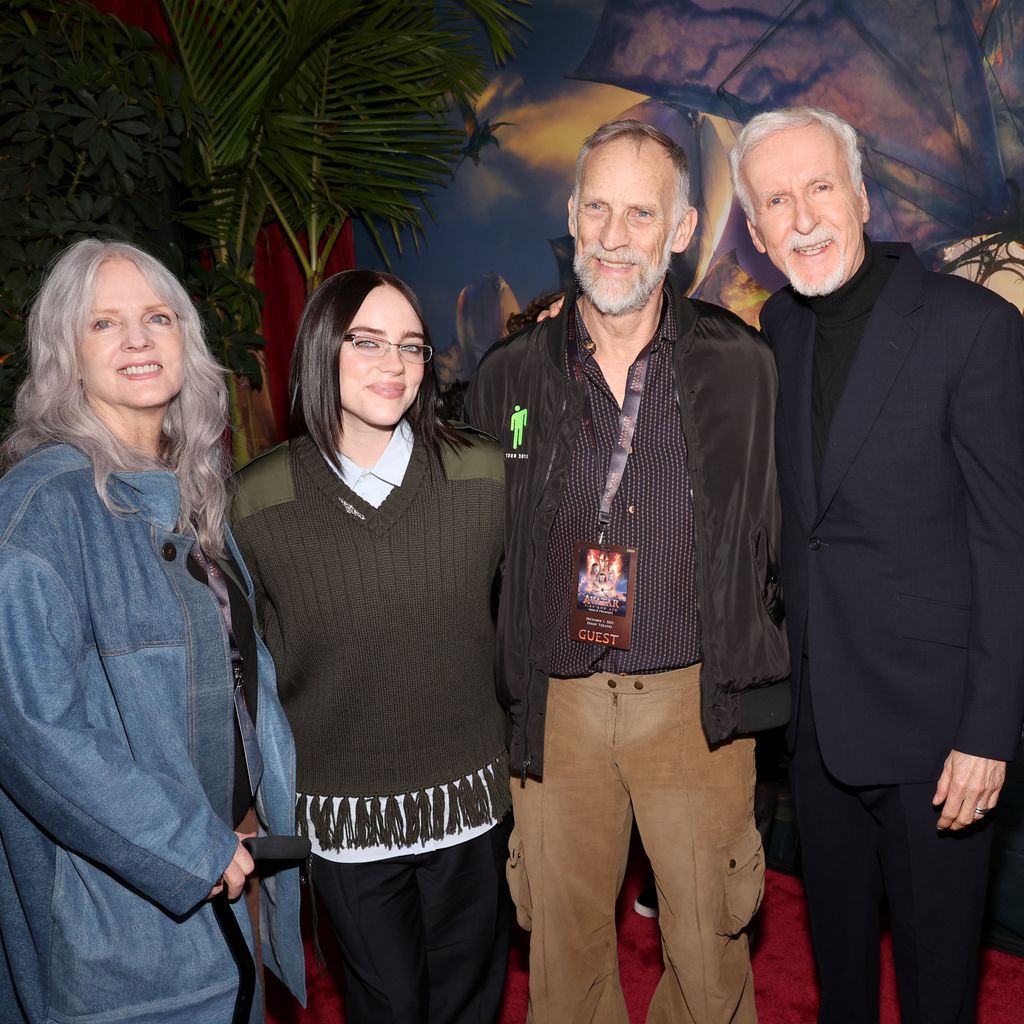 Maggie Baird, Billie Eilish, Patrick O'Connell, James Cameron und Finneas O'Connell bei der Weltpremiere von "Avatar: Fire and Ash" im Dolby Theatre