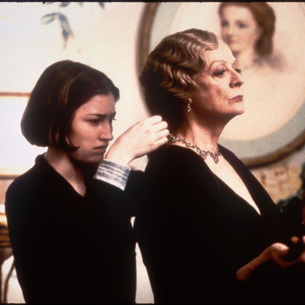 Kelly MacDonald und Maggie Smith (re) im Film "Gosford Park", 2001