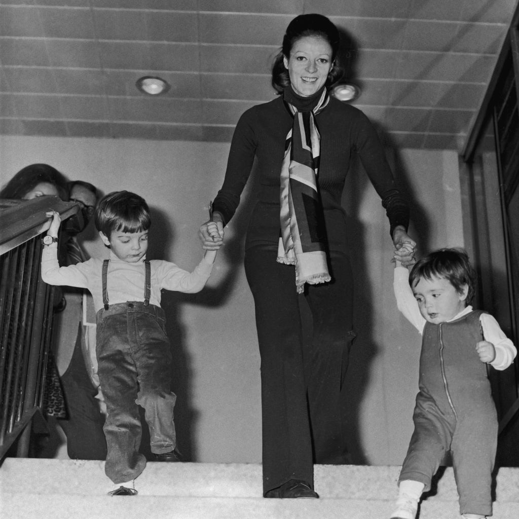 Maggie Smith mit ihren Söhnen Chris und Toby, Londoner Flughafen, März 1971
