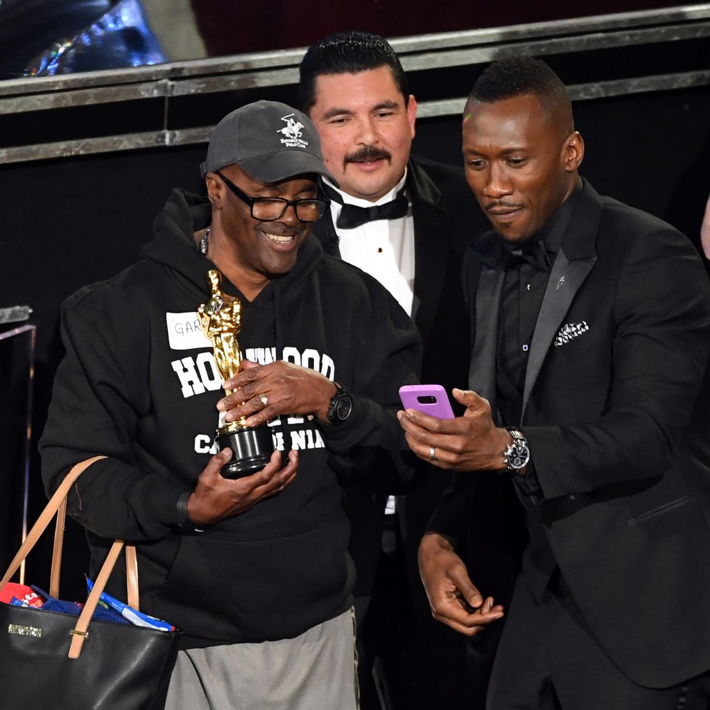 Mahershala Ali mit einem Fan bei den Oscars 2017