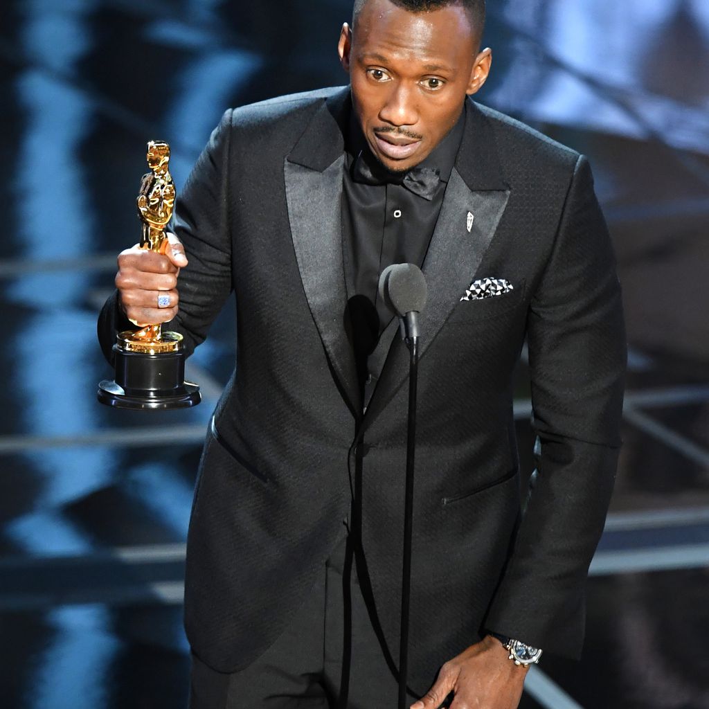 Mahershala Ali mit seinem Oscar