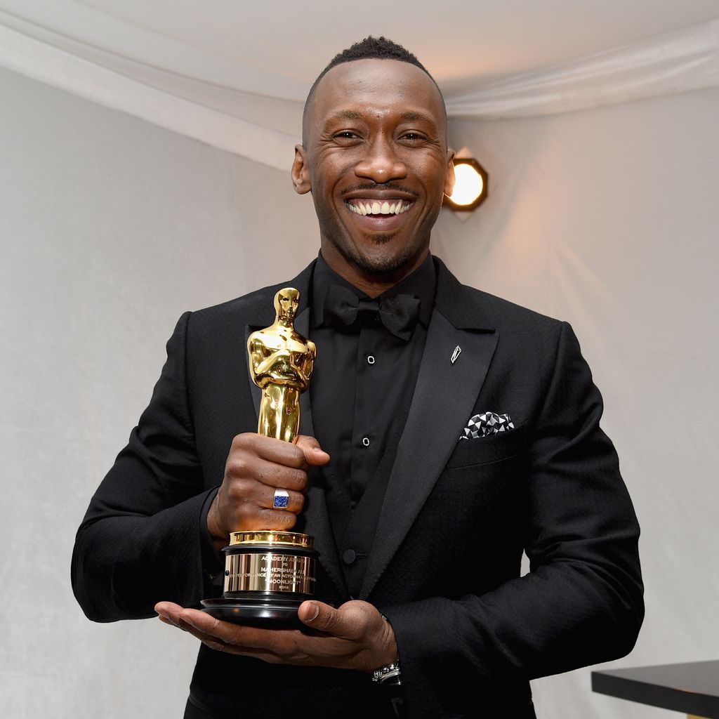 Mahershala Ali mit seiner Oscar-Trophäe