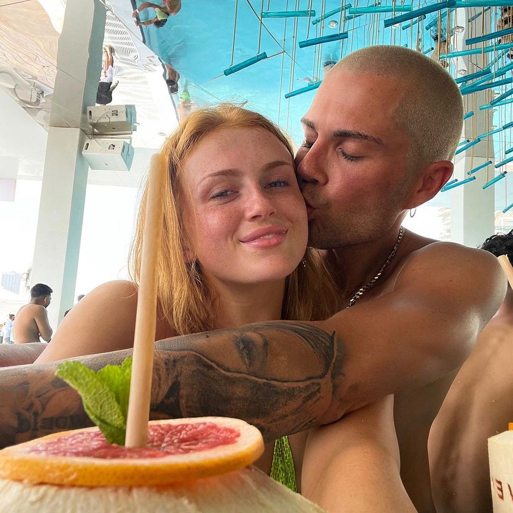 Maisie Smith und Max George im Juli 2023