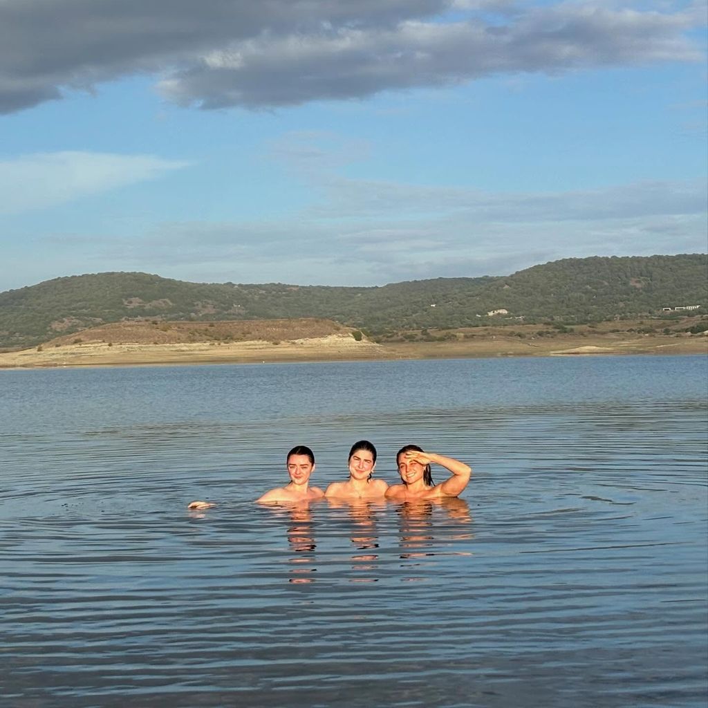 Maisie Williams mit Freunden, Dezember 2025