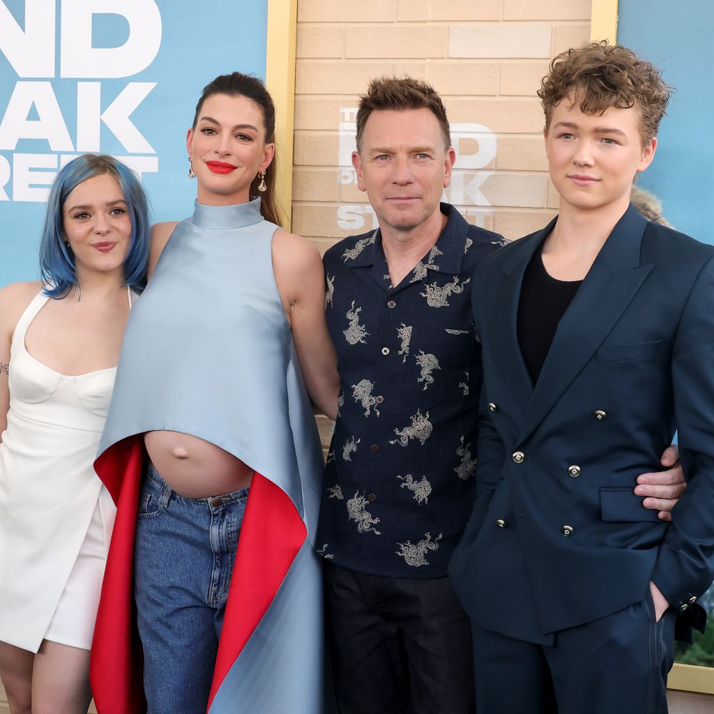 Maisy Stella, Anne Hathaway, Ewan McGregor und Christian Convery bei der Premiere von "The End of Oak Street"