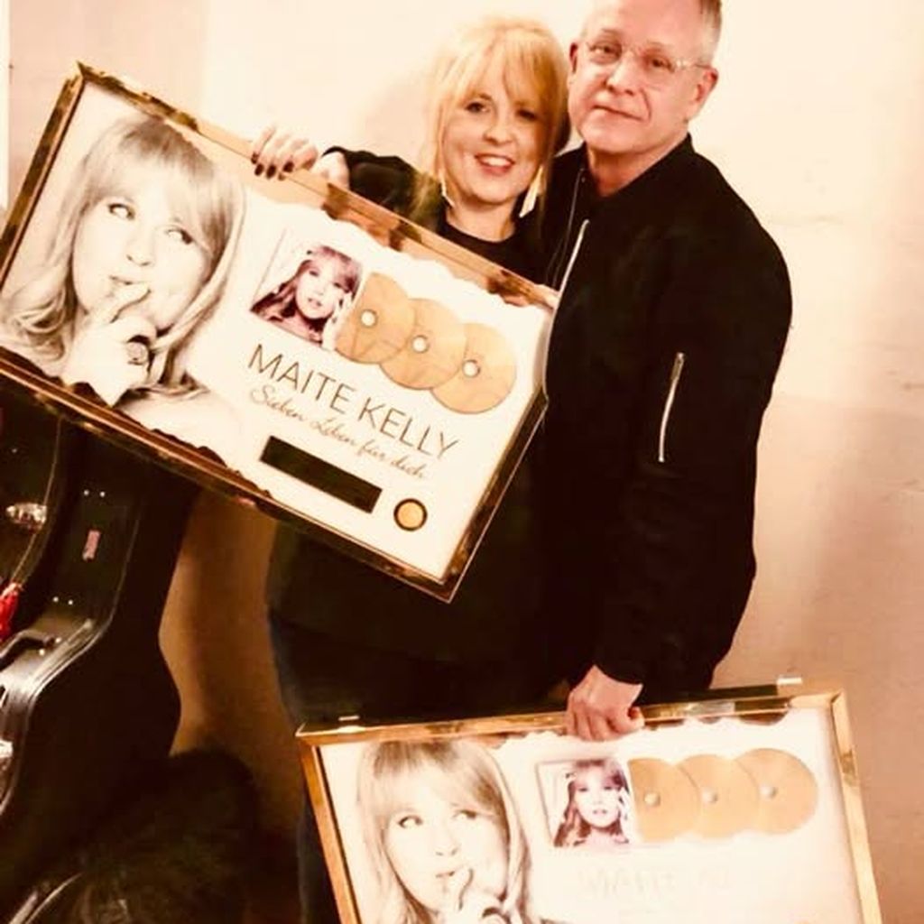 Maite Kelly und Roberto Monden nehmen Auszeichnung an, 2018