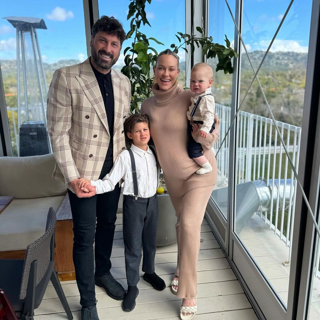 Maksim Chmerkovskiy mit seiner schwangeren Frau Peta Murgatroyd und den Kids