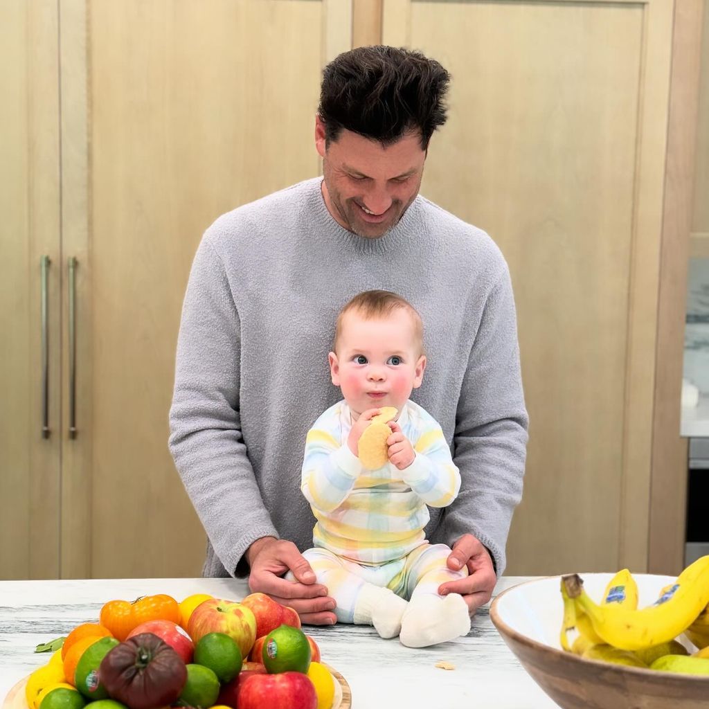 Tänzer  Maksim Chmerkovskiy mit seinem Sohn Rio