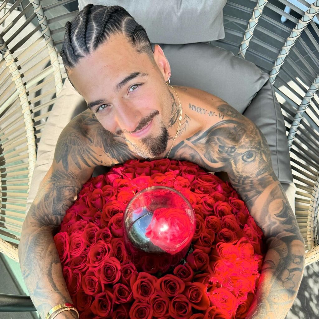 Maluma hält Babybauch von Susana Gomez