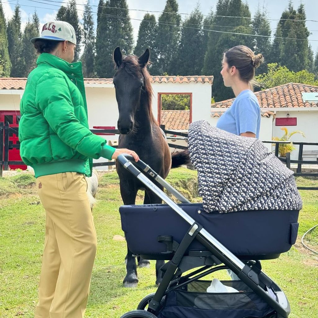 Maluma mit seiner Partnerin und Tochter