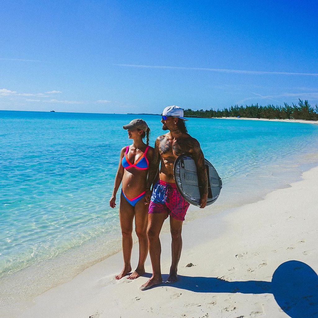 Maluma und Susana Gomez spazieren am Strand