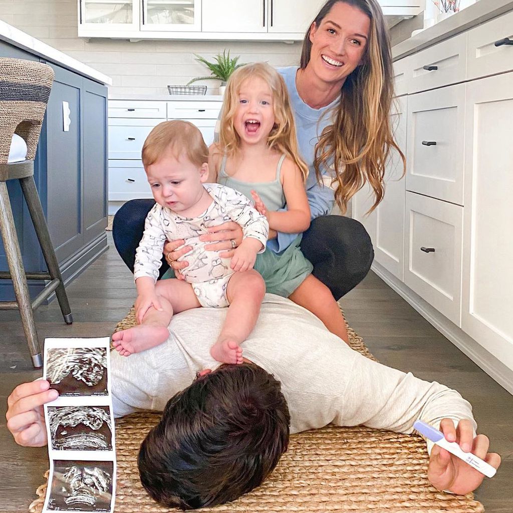 Jade und Tanner Roper Tolbert und ihre Kinder Emma und Brooks im Mai 2020