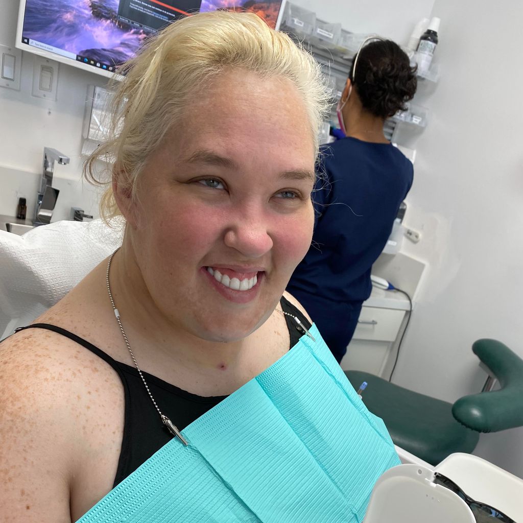 Mama June mit ihren neuen Zahnimplantaten