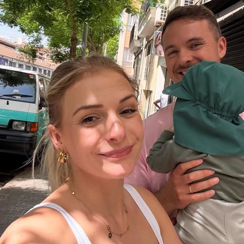 Mandy Brobeck und ihr Mann Oskar mit ihrem Sohn im Mai 2019