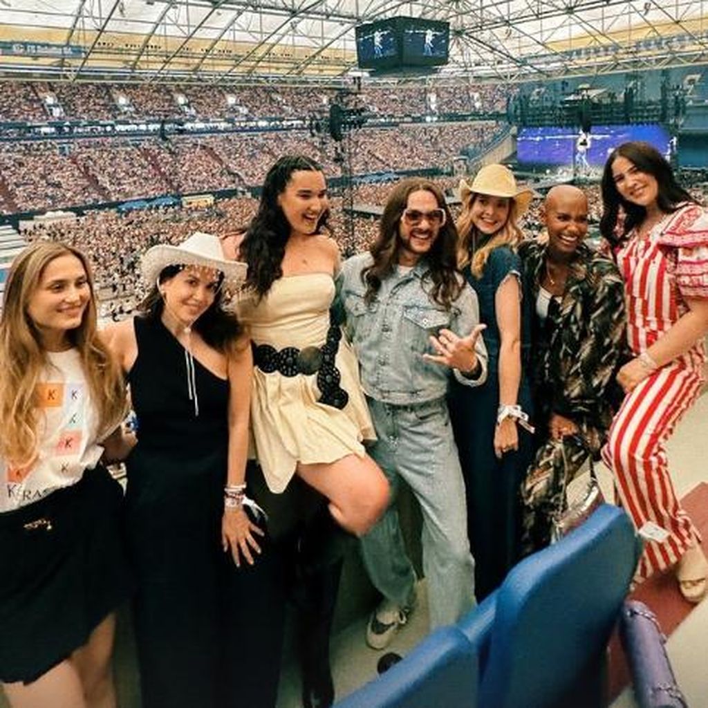 Mandy Capristo, Alex Mariah Peter, Riccardo Simonetti, Sharon Battiste und Freunde beim Taylor-Swift