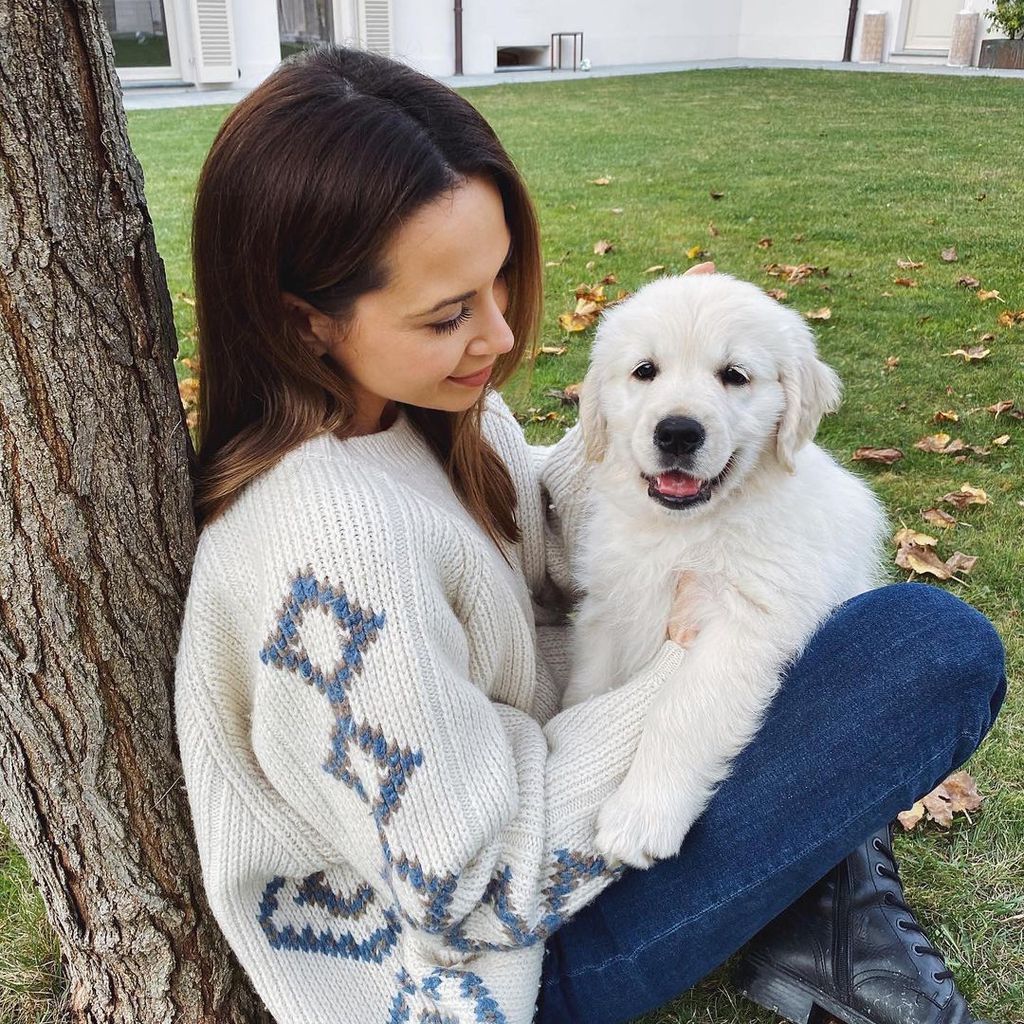 Mandy Capristo mit einem Hundewelpen