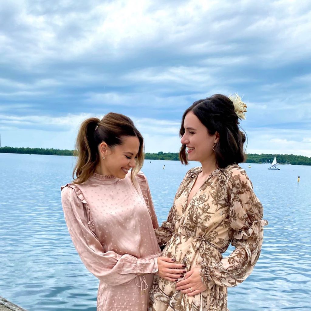 Mandy Capristo mit ihrer Schwägerin Selina im August 2021